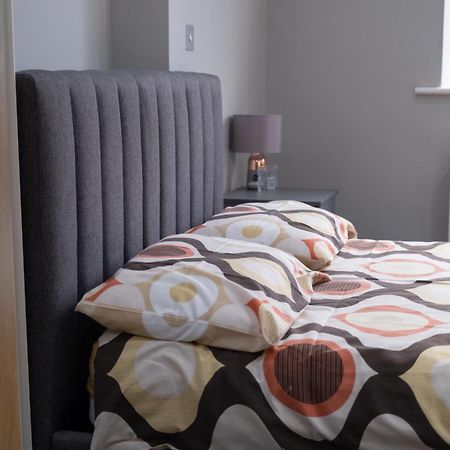 London Zone 2 Spacious Two-Bedroom with Parking Exterior photo
