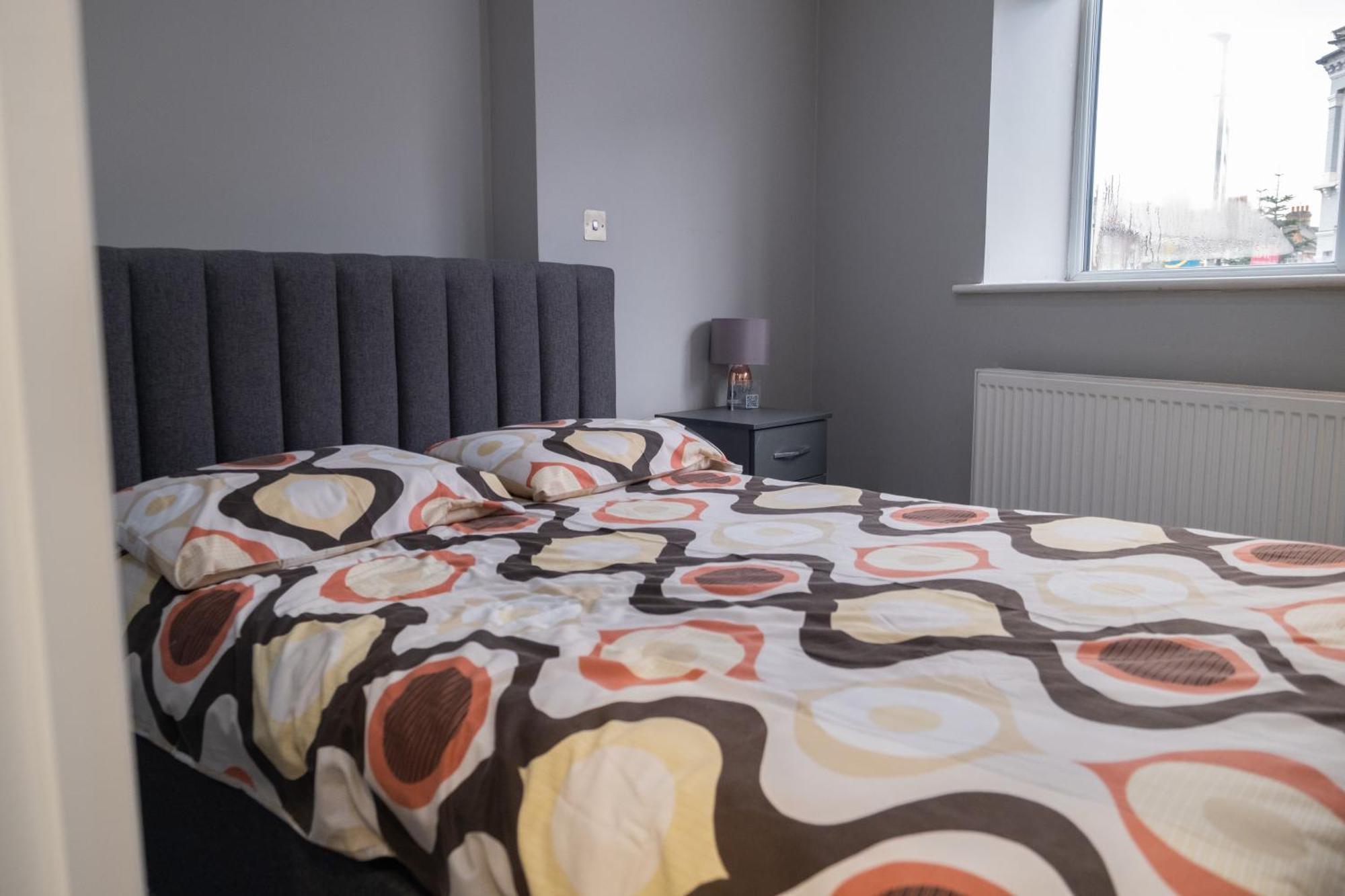 London Zone 2 Spacious Two-Bedroom with Parking Exterior photo